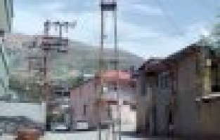 YOL ORTASINDAKİ ELEKTRİK DİREĞİ TRAFİĞİ TEHLİKEYE DÜŞÜRÜYOR