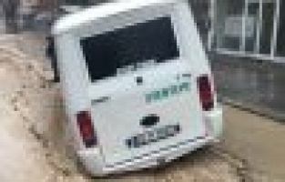 Yolcu minibüsü çöken yola saplandı