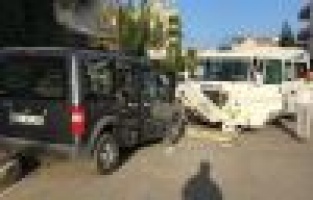 Yolcu minibüsü ile hafif ticari araç çarpıştı: 2 Yaralı