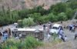 Yolcu Minibüsü Takla Atıp Otomobilin Üzerine Düştü