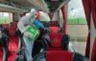 Yolcu otobüsleri dezenfektanla temizleniyor