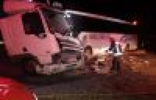 Yolcu otobüsü ile kamyonet çarpıştı: 2 yaralı