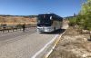 Yolcu otobüsü ile otomobil çarpıştı: 2 yaralı