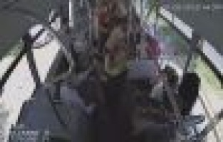 Yolcular yumruk yumruğa birbirine girdi