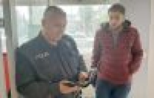 Yolda bulduğu cüzdanı polise teslim etti