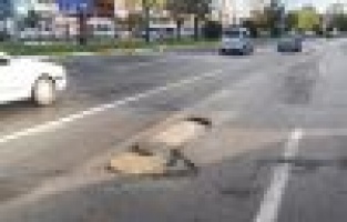 Yoldaki çukur kazaya davetiye çıkarıyor