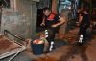 Yunuslardan kaçamayacağını anlayan şahıs uyuşturucuyu çöpe attı