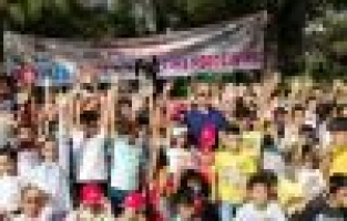 Yurtta kalan çocuklar şenlikte eğlendi