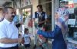 Zabıta ekiplerinden vatandaşlara karanfil