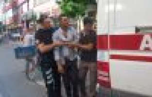 ZABITALARLA TARTIŞAN SEYYAR SATICI FENALAŞTI