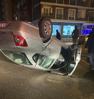 İki otomobilin çarpışması sonucu araçlardan biri ters döndü