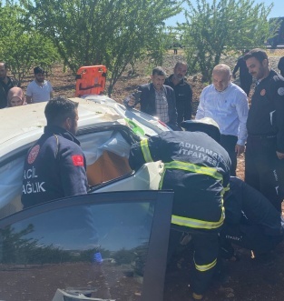 Otomobil ile hafif ticari araç çarpıştı: 1’i ağır 2 yaralı