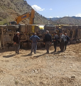 Hafriyat kamyonu devrildi