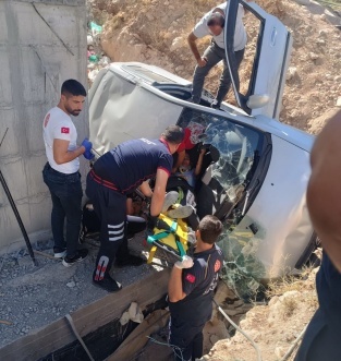 Otomobil inşaat boşluğuna düştü: 1 yaralı