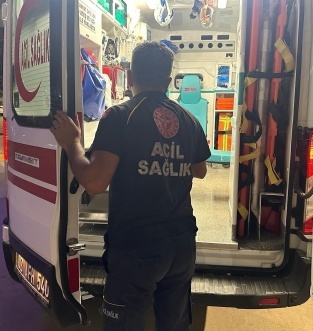 Kar temizlemek isteyen vatandaş çatıdan düştü