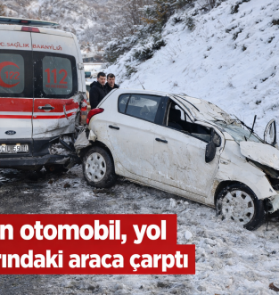 Kayan otomobil, yol kenarındaki araca çarptı