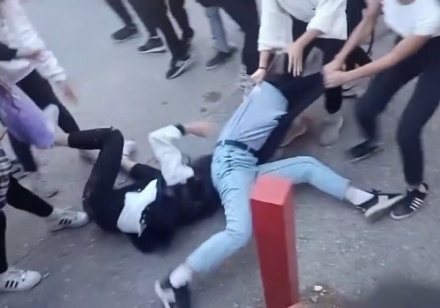 Kız öğrenciler ölesiye birbirine girdi