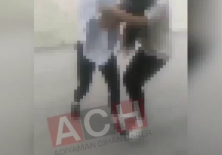 Genç kızlar sokak ortasında bir birine saldırdı