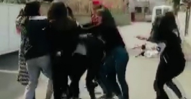 Genç kızların saç saça baş başa kavgası kamerada