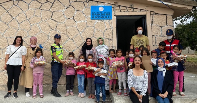 Şehit eşi ve gençlerden köy okulu öğrencilerine yardım