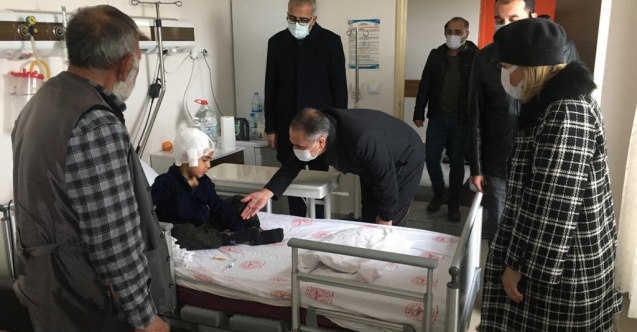 Vali Çuhadar, köpek saldırısına uğrayan çocuğu ziyaret etti
