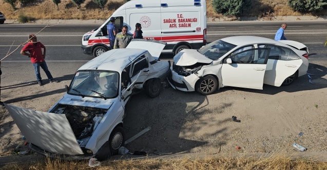Adıyamanda iki otomobil çarpıştı: 4 yaralı