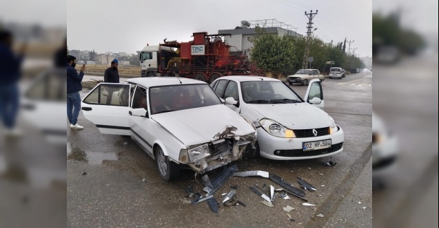 nbsp;İki otomobil çarpıştı: 3 yaralı