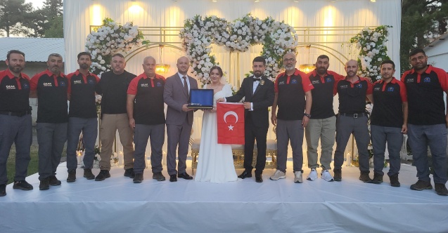 GEAK ekipleri depremde enkazdan kurtardıkları avukatı mutlu gününde yalnız bırakmadı