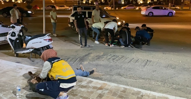 Motosiklet yolda bulunan levhaya çarptı: 2 yaralı