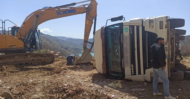 Hafriyat kamyonu devrildi