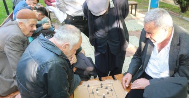 70lik dedelerin dokuz taş oynama heyecanı