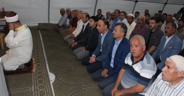 Adıyaman Valisi Erin Samsatlı depremzedelerle çadırda teravih kıldı