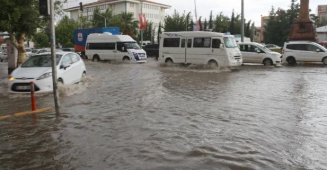 Adıyamanda cadde ve sokaklar göle döndü