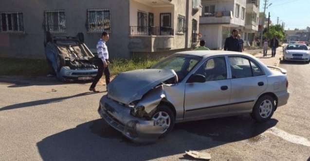 Adıyaman#39;da İki Otomobil Çarpıştı: 3 Yaralı