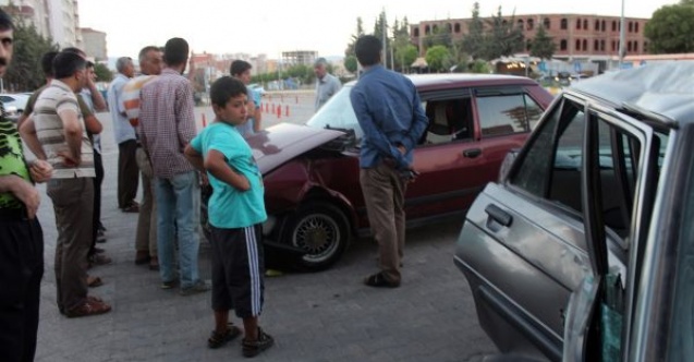 Adıyamanda iki otomobil çarpıştı: 4 yaralı