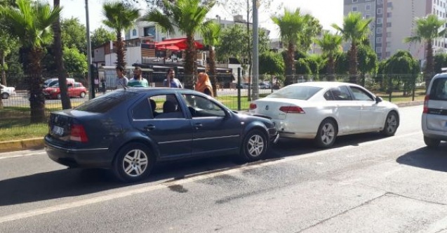 Adıyamanda iki otomobil çarpıştı