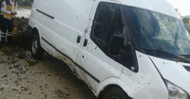 Adıyamanda minibüs refüje çarptı
