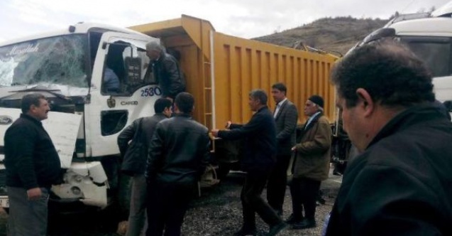 Adıyamanda, Tır ile Kamyon Çarpıştı: 4 Yaralı 