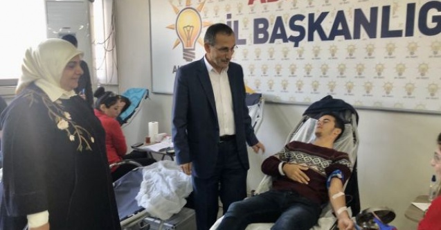 AK Parti Kadın Kollarından Kızılaya kan bağışı