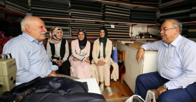 AK Parti üyeleri ve Başkan Kutludan Yaşlılar Günü kutlaması