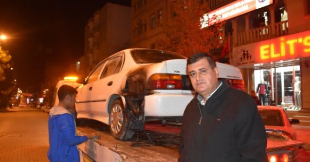 Alev alan otomobil güvenlikçi tarafından söndürüldü