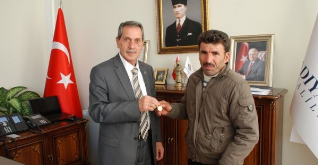 Altın bulan Suriyeli vatandaş Vali tarafından ödüllendirildi