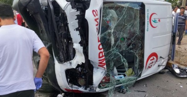 Ambulans ile hafif ticari araç çarpıştı: 7 yaralı