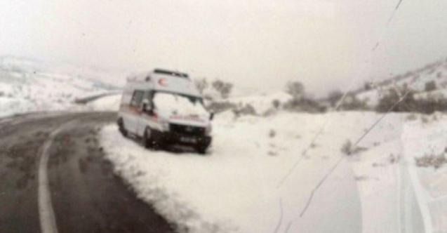 Ambulans Yolda Mahsur Kaldı