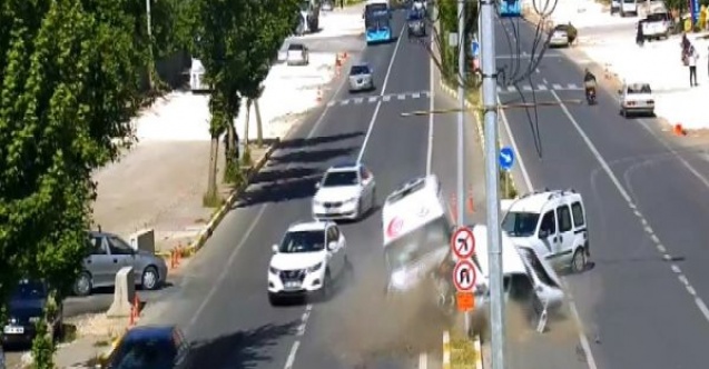 Ambulansın karıştığı zincirleme kaza KGS kameralarına yansıdı