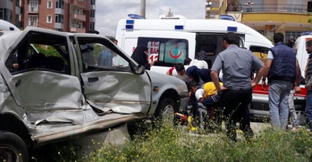 Ambulansla Otomobil Çarpıştı: 3 Yaralı