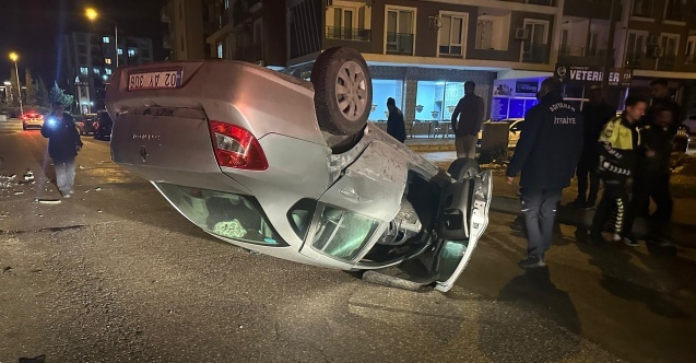 İki otomobilin çarpışması sonucu araçlardan biri ters döndü
