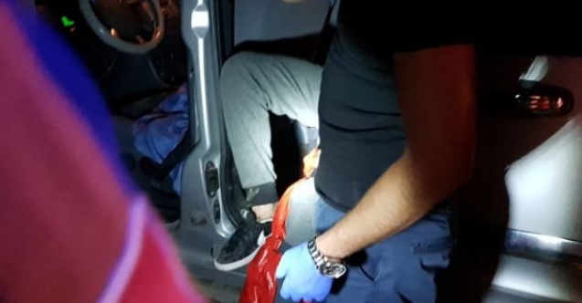 Araç ile ağaç arasına ayağı sıkıştı