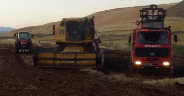 Arpa tarlasında hasat yapılırken yangın çıktı