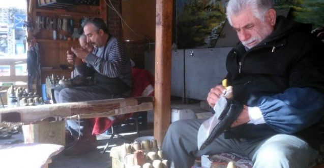 Ayakkabı Boyayarak Ekmek Paralarını Çıkarıyorlar